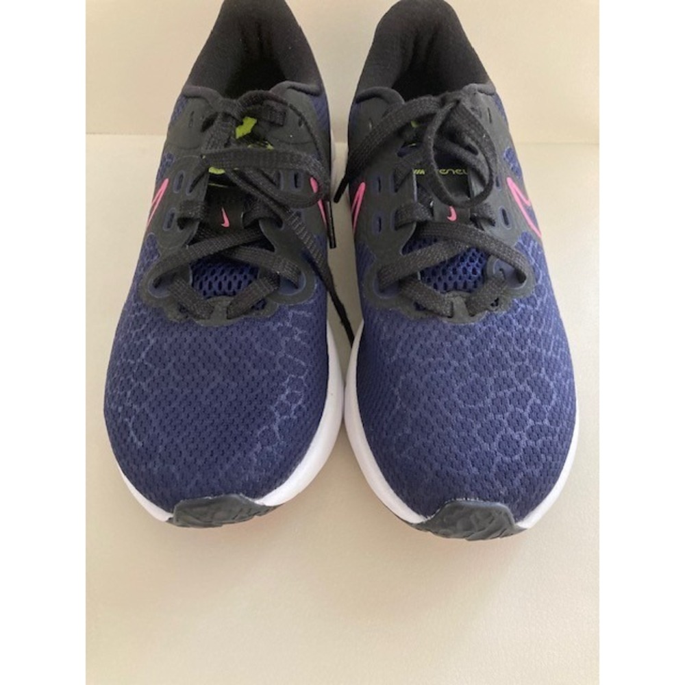 Nike Renew ride Womens 6 In Excellent Condition Dark blue with pink